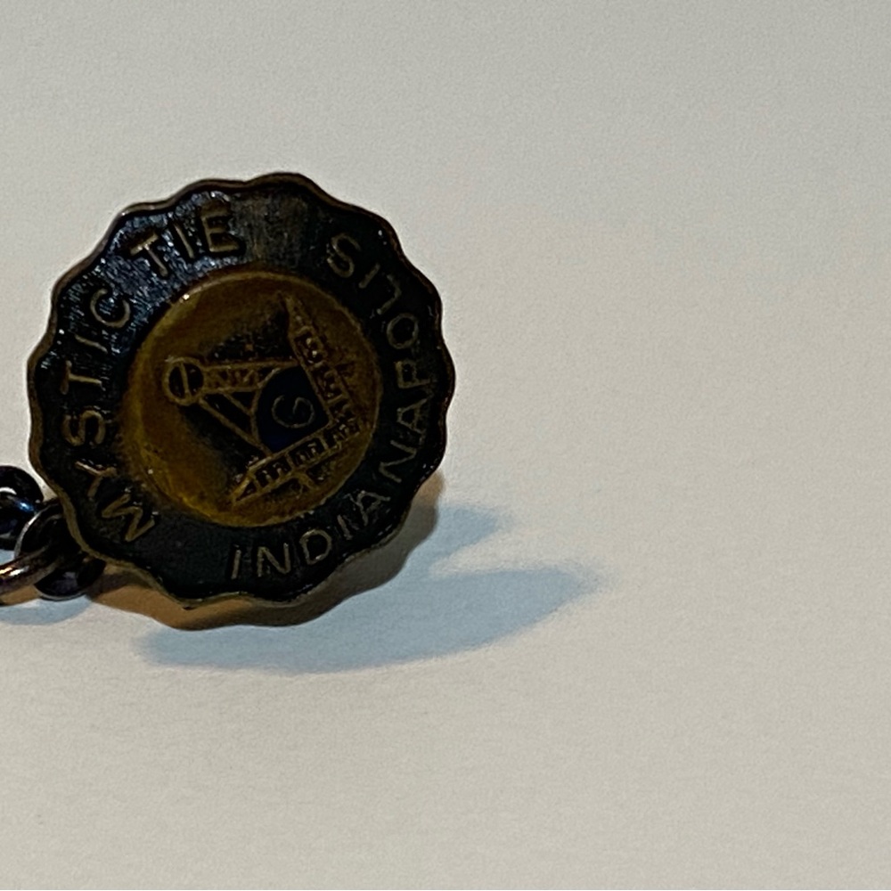 Mystic Masons Lodge Indianapolis Rustic Emblem Scalloped Tie Tact Decorated Pin